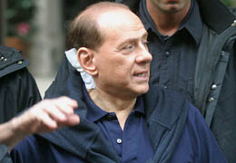 Berlusconi col finto cerotto picchiato !!!!hauaauhauha
